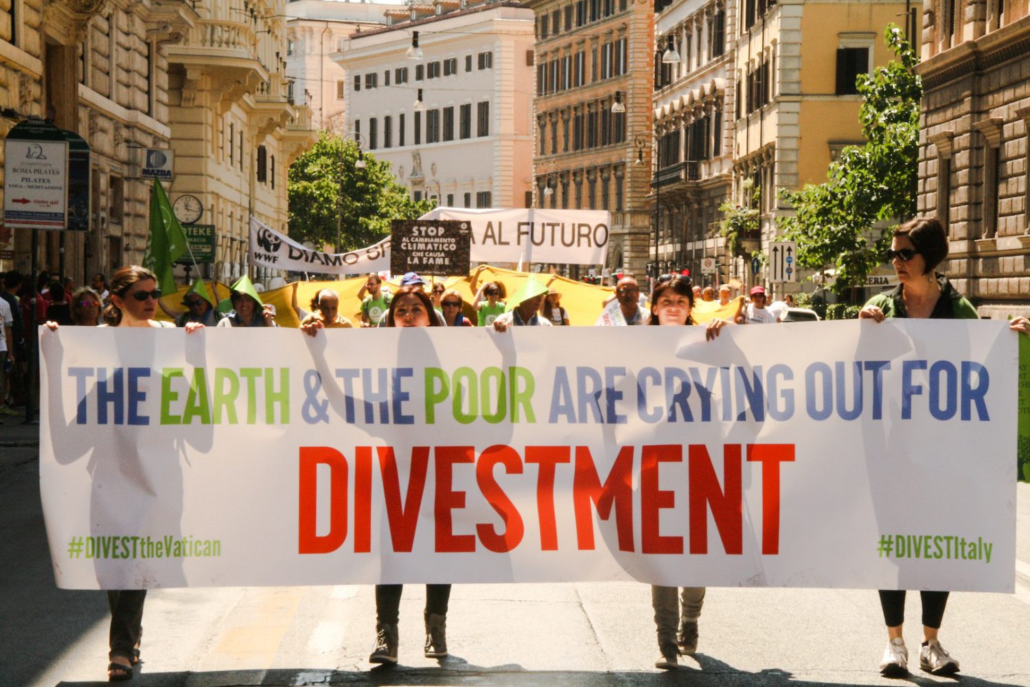 Italian Climate Network divestment striscione